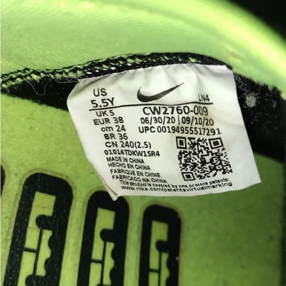 Nike Black and Neon Nike sneakers size 5.5 Y pre owned good condition